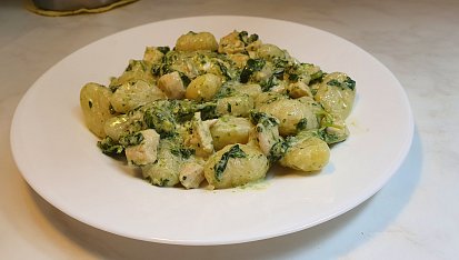 Gnocchi s kuřecím masem, špenátem a sýrovo-smetanovou omáčkou, Bezva rychlý oběd v horkých dnech, je rychle hotový.  Dělala jsem s mraženým listovým špenátem a s taveným sýrem s ementálem.  Trochu výraznější chuť. 