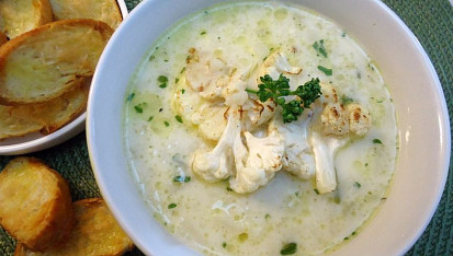Květáková polévka s parmezánem