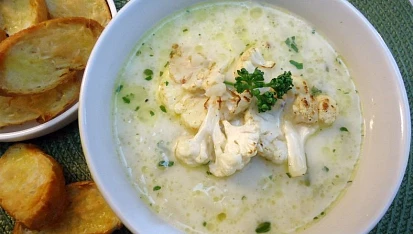 Květáková polévka s parmezánem