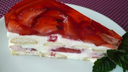 Nepečený tvarohovo-pudinkový dortík s jahodami a želé