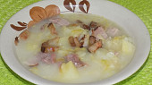 Polévka s uzeným masem a křenem