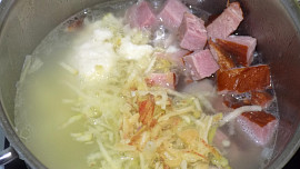 Polévka s uzeným masem a křenem