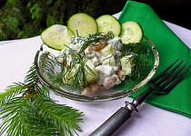 Fazolový salát se salátovou okurkou a zakysanou smetanou s koprem