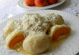 Meruňkové knedlíky z tvarohovo-bramborového těsta