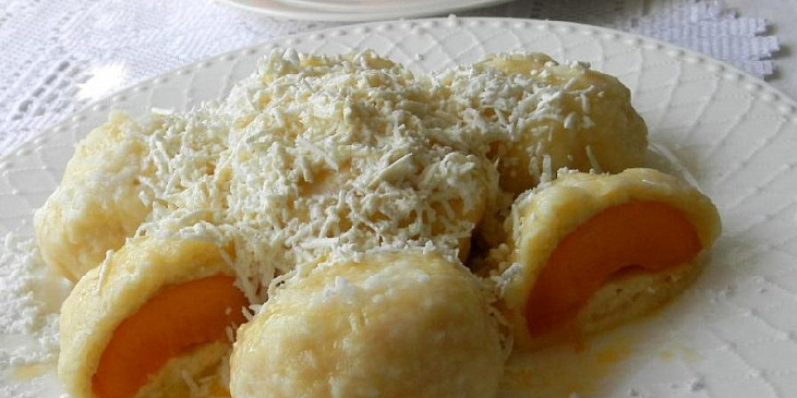 Meruňkové knedlíky z tvarohovo-bramborového těsta