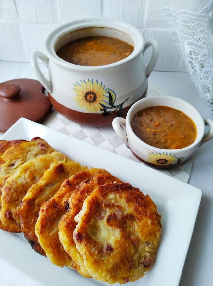 Čočková polévka a bramborové placky s kysaným zelím a uzeným masem