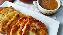 Čočková polévka a bramborové placky s kysaným zelím a uzeným masem