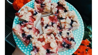 Drobenková buchta s tvarohem a ovocem