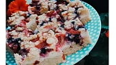 Drobenková buchta s tvarohem a ovocem