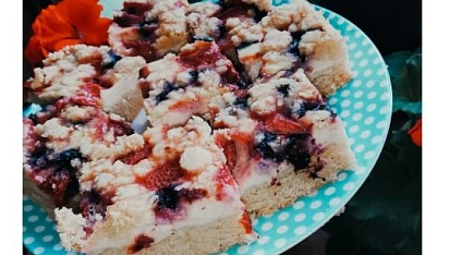 Drobenková buchta s tvarohem a ovocem