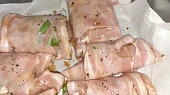 Kuřecí balíčky s bylinkami ve slanině s javorovou glazurou