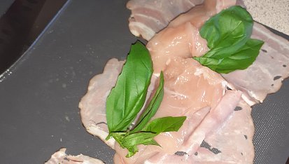 Kuřecí balíčky s bylinkami ve slanině s javorovou glazurou