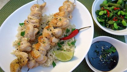 Kuřecí satay s hnědou rýží a tmavou arašídovou omáčkou