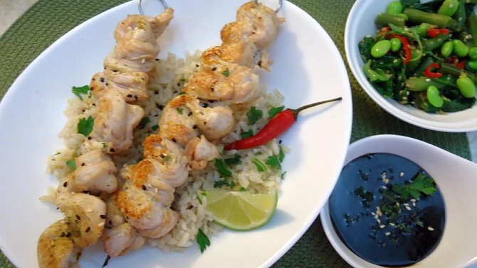 Kuřecí satay s hnědou rýží a tmavou arašídovou omáčkou