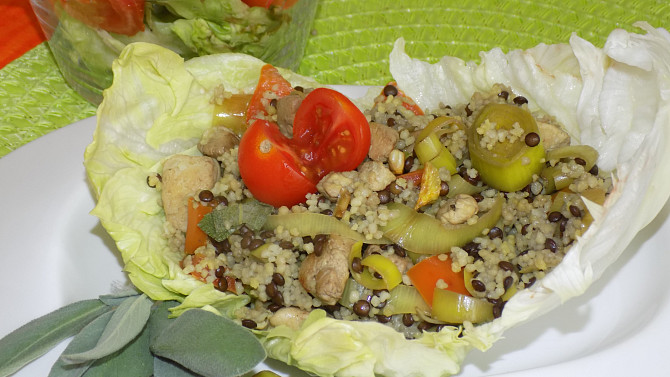 Zeleninový salát s masem, čočkou a kuskusem