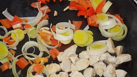 Zeleninový salát s masem, čočkou a kuskusem