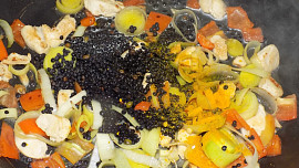 Zeleninový salát s masem, čočkou a kuskusem