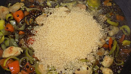 Zeleninový salát s masem, čočkou a kuskusem