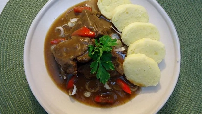 Hovězí líčka na cibuli a česneku ...