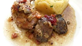 Kuřecí čtvrtky s játry a brusinkami
