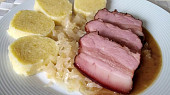 Pečený uzený bůček, kysané zelí a bramborový knedlík, Pečený uzený bůček, kysané zelí a bramborový knedlík
