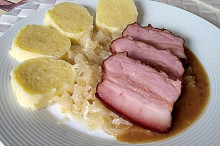 Pečený uzený bůček, kysané zelí a bramborový knedlík