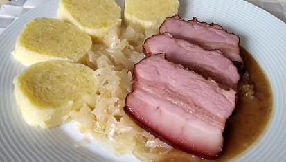 Pečený uzený bůček, kysané zelí a bramborový knedlík, Pečený uzený bůček, kysané zelí a bramborový knedlík