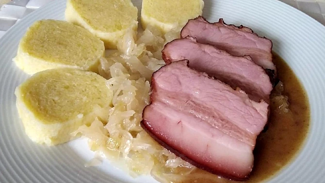 Pečený uzený bůček, kysané zelí a bramborový knedlík, Pečený uzený bůček, kysané zelí a bramborový knedlík