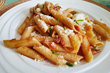 Penne s rajčaty a parmazánem