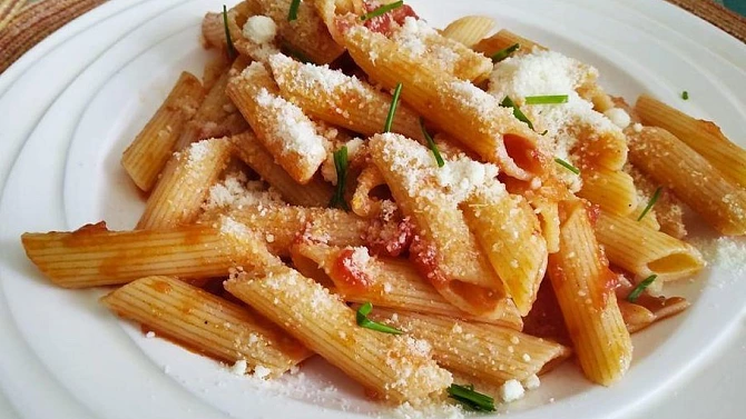 Penne s rajčaty a parmezánem, Penne s rajčaty a parmazánem