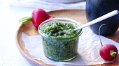 Ředkvičky s vajíčkem, pažitkové pesto