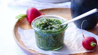 Ředkvičky s vajíčkem, pažitkové pesto