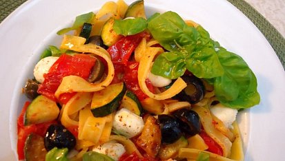 Tagliatelle s olivami a zeleninou