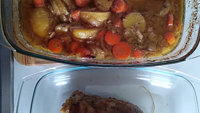 Vepřová plec pečená pomalu společně s bramborami a mrkví