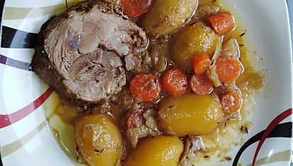 Vepřová plec pečená pomalu společně s bramborami a mrkví, Maso jsem vylepšil špekem, byla to mňamka