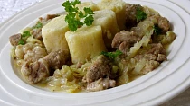 Vepřové maso v hlávkovém zelí s bramborovými noky
