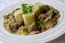 Vepřové maso v zelí s bramborovými noky