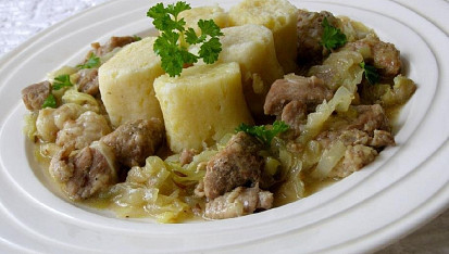Vepřové maso v hlávkovém zelí s bramborovými noky, Vepřové maso v zelí s bramborovými noky