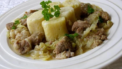 Vepřové maso v hlávkovém zelí s bramborovými noky, Vepřové maso v zelí s bramborovými noky