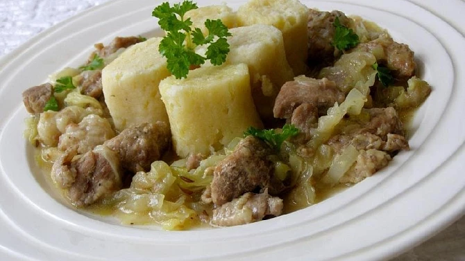 Vepřové maso v hlávkovém zelí s bramborovými noky, Vepřové maso v zelí s bramborovými noky