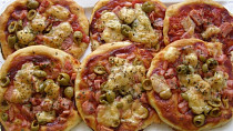 Domácí mini pizza s olivami a šunkou