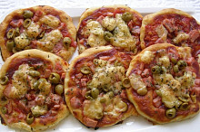 Domácí mini pizza se šunkou a olivami