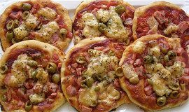 Domácí mini pizza s olivami a šunkou