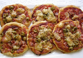 Domácí mini pizza s olivami a šunkou