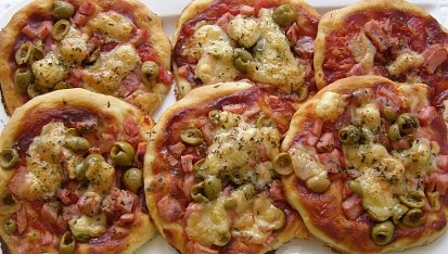 Domácí mini pizza s olivami a šunkou, Domácí mini pizza se šunkou a olivami