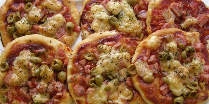 Domácí mini pizza se šunkou a olivami