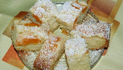 Koláč s ovocem a posypkou
