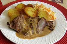 Restovaná vepřová játra s pepřovou omáčkou