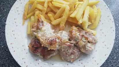 Vepřové medailonky se slaninou a modrým sýrem