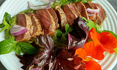 Striploin steak s mátovo hráškovým pyré, bylinkami a jedlými květy (Striploin steak s mátovo hráškovým pyré, bylinkami a jedlými květy)